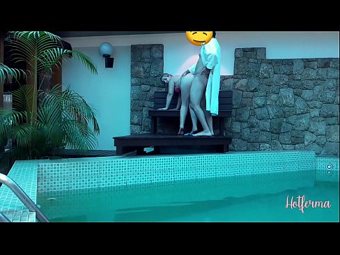 ❤️ Šef poziva sobaricu na bazen, ali nije mogao odoljeti vrućini ❌ Jebeni video kod nas ️❤